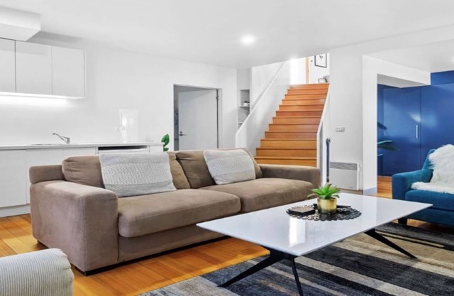 Sandy Bay Splendour - heated pool w/ shoreline access, so close to Hobart's CBD
