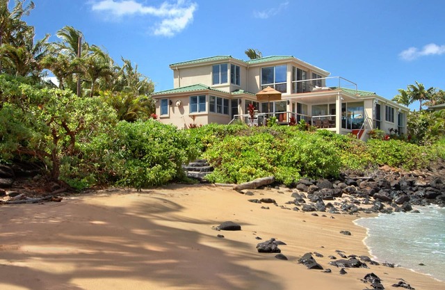 Sandy Beach House: frente al mar con piscina privada y acceso a la playa peque���������a