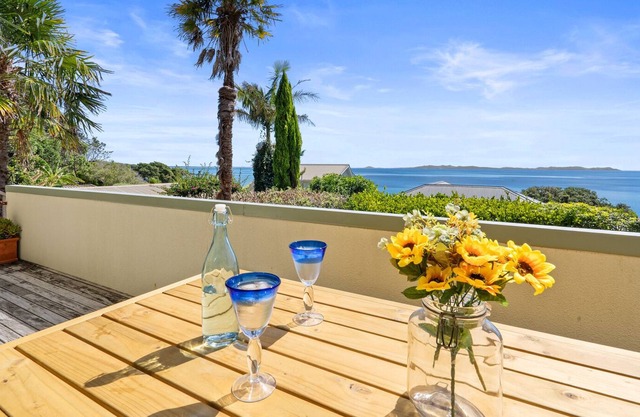SANDY BEACH HOUSE - COOPERS BEACH HOLIDAY HOME in Coopers Beach