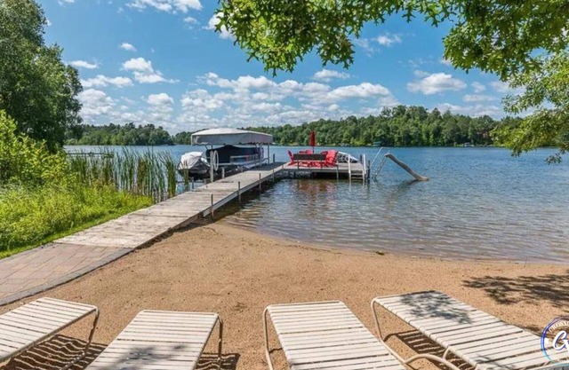Sandy Beach on O'Brien Lake. Sleeps 16