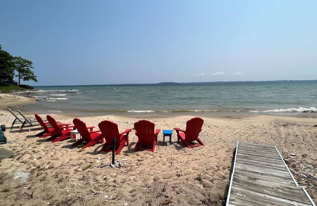 Sandy Beach on West Grand Traverse Bay, Dog ok. Fire pit, kayaks. AC