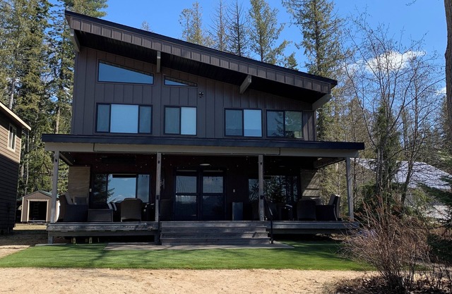Sandy beach & pickleball court on beautiful Priest Lake!