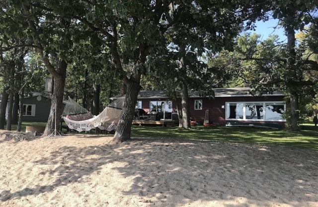 Escapada a la playa de arena, pontón INCLUIDO con tarifas de verano. Magnolia inspirada en el hogar.