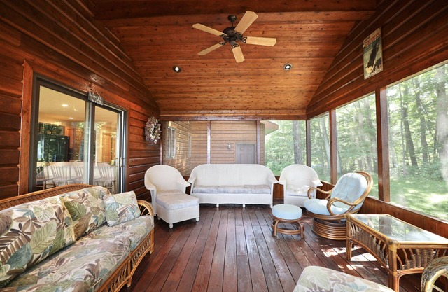 Sandy Frontage on Crawlingstone Lake! Screened in porch! Pet friendly!