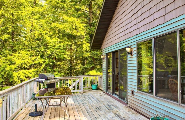 Sandy Lake Lodge 4BR w/ Sauna, Fireplace, 2nd Story Deck & 2 Kitchens