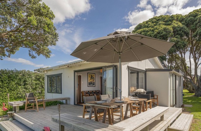 SANDY SERENITY - WHIRITOA BEACH HOLIDAY HOME in Whiritoa Beach