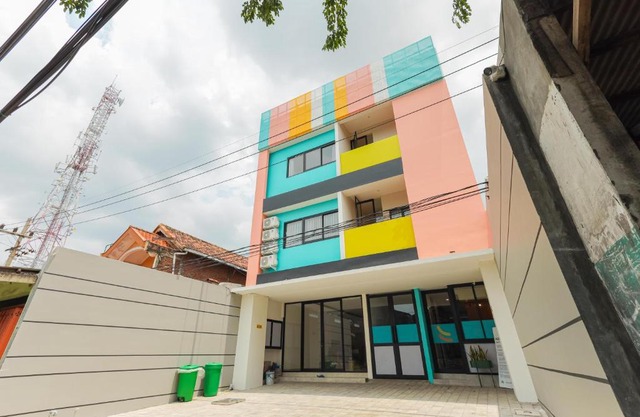 Sans Hotel Clover Ace Surabaya by RedDoorz