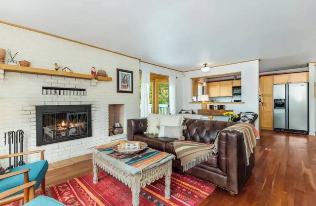 Santa Fe Retreat w/ Hot Tub, Views & Pet Friendly