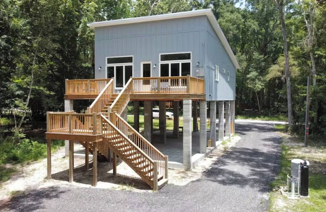 Santa Fe River Front, Luxury Brand New Home near Ichetucknee Springs