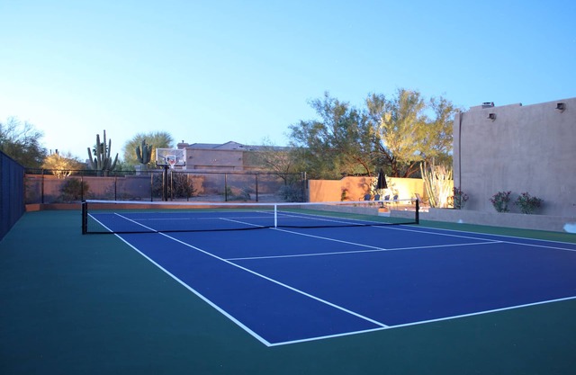Elegante casa de Santa Fe con tenis privado / cancha de básquetbol, piscina, spa, barbacoa