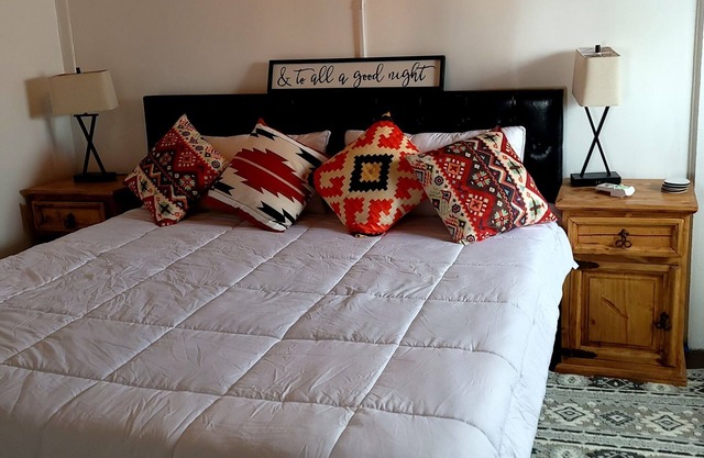 Santa Fe Villa near Plaza. Walk to the Plaza or drive 30 minutes to ski hill.
