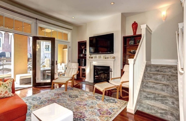 ¡Villa Premier en Santana Row con patios privados al aire libre con vista a Santana Row!
