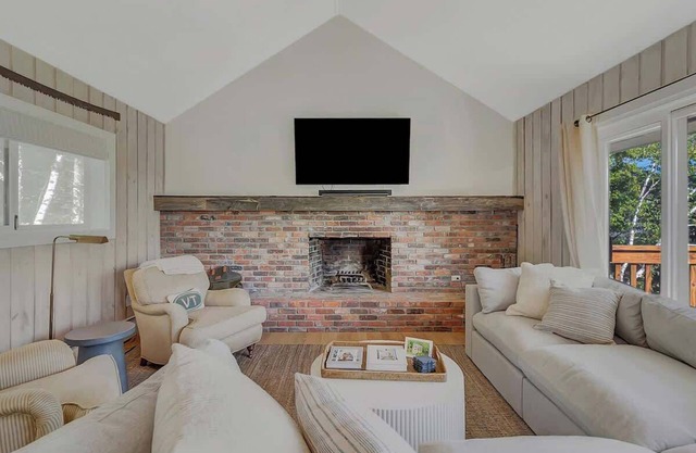 Sap House Hideaway | Walk to Bromley Mt w/Hot Tub