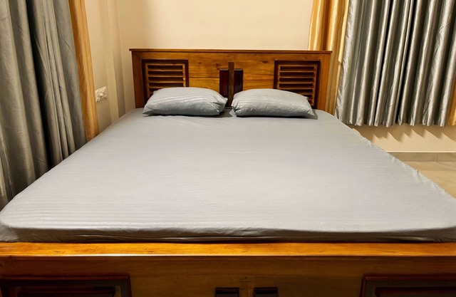Saraa Homes - 2BHK Self Service Furnished Apt with Balcony near Kalari & MES