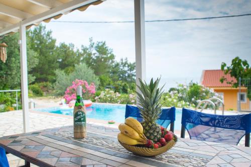 Sarakiniko villa with private pool