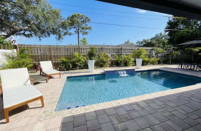 Sarasota Paradise Heated Pool Home Close to Siesta Key Beach.