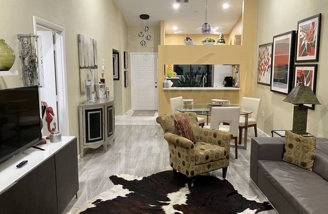 Sarasota Paradise UTC Mall / Ringling Museum / St. Armen's Circle / Small Pet