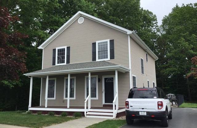 Saratoga Springs, NY 3 Bedroom Home near SPAC and Racetrack with Pool and AC.
