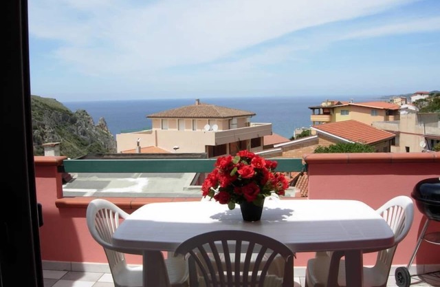 APARTAMENTO CON ENCANTADORAS VISTAS AL MAR, CON APARCAMIENTO RESERVADO