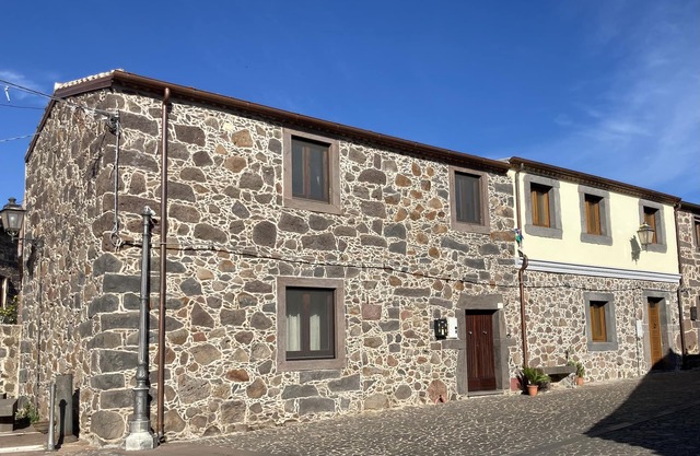 casa típica de Cerdeña, en el centro histórico de Pauliatino (O), a pocos pasos de la SS131