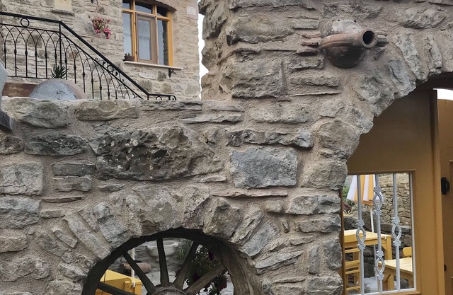 SARI KEÇİ TAŞ OTEL