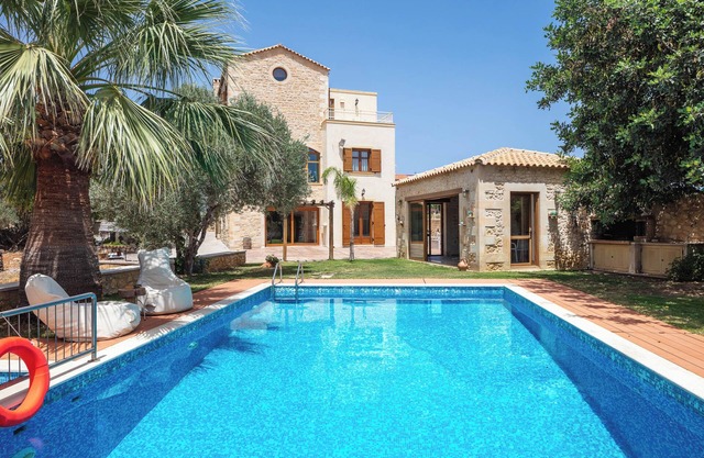 Villa Saridakis! ¡Piscina privada, gimnasio, piscina para niños, a poca distancia de tabernas!