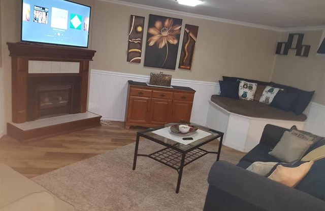 Sarnia's Hidden Gem - 3 BR/2 BA by College/Hwy/Arena