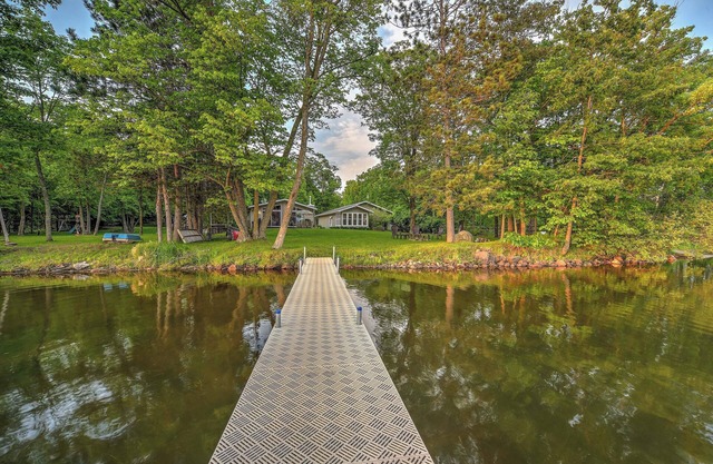 Sarona Serenity: Lakeside Retreat w/ Boat Dock!