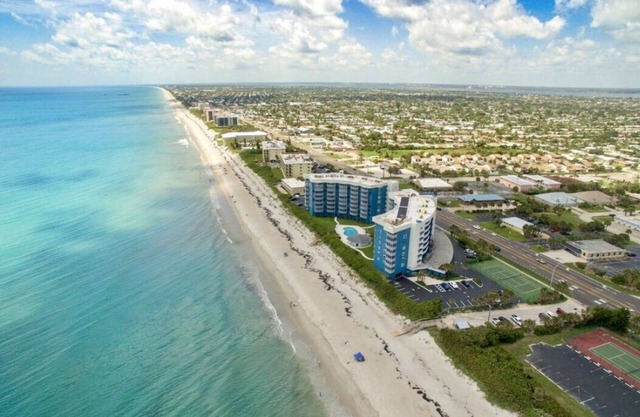 Satellite Beach Direct Oceanfront on the Sand renovado y actualizado