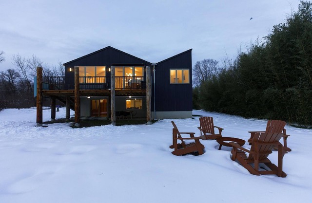 Saugerties Light House: Mid-Century Modern Waterfront Getaway