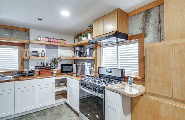 Sauna, Cold Plunge & More! Belgrade Getaway