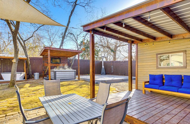 Sauna, Hot Tub & Cold Plunge: Oklahoma City Home!