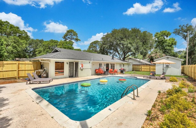 Savannah Pool Home, Game Rm, Sleeps 8, Pet Frndly