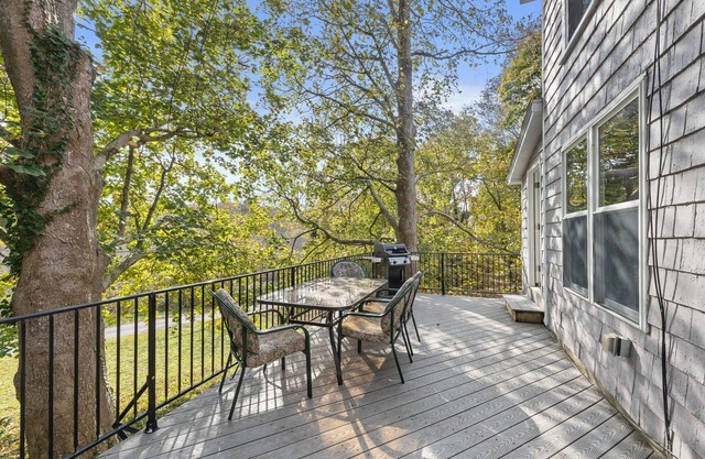 Charming cottage, walk to downtown waterfront, large deck, outdoor seating, and grill