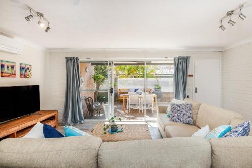 Sawtell Beachfront Villa - 2 mins to everything!