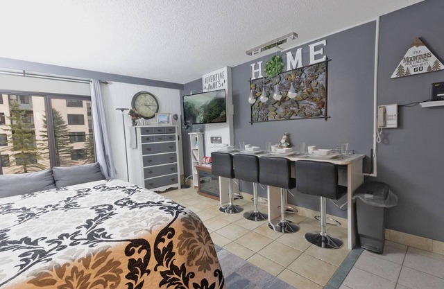 SC 2211: Comfy studio w/courtyard views ready for your summer stay! With pool!