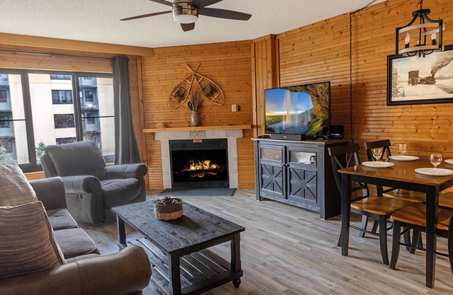 SC 2407: Beautiful & modern! Smart TV + fireplace. Balcony, pool & hot tub!