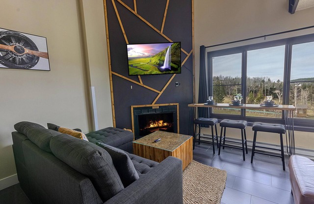 SC 2508: Spoil yourself in this remodeled & classy 2BR loft w/pool!