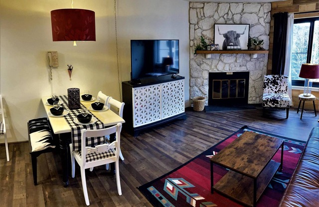 SC 5410: Dazzling 1BR w/balcony. Ready for you to enjoy this summer w/pool!
