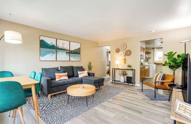 Scandi Boho Seattle Apartment, Walk to Waterfront!