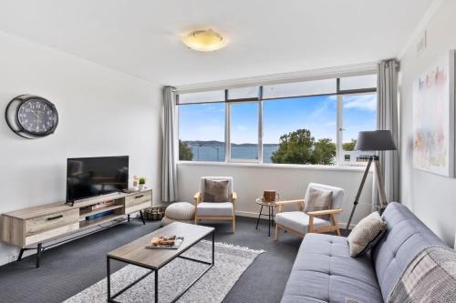Scandi-chic Riverside Hideaway Near Attractions