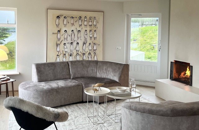 Scandinavian family home - newly renovated 10 minute drive to downtown Reykjavik