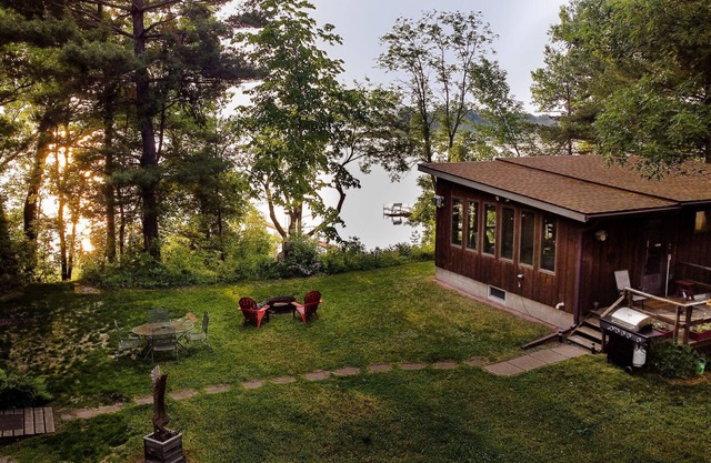 Scandinavian Lake Cabin Ideal for Romantic Getaway