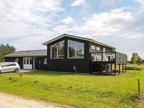 Scandinavian Lakeside Retreat-By Traum