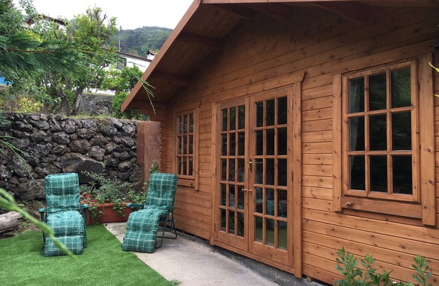 Cabaña de madera escandinava situada en jardines privados
