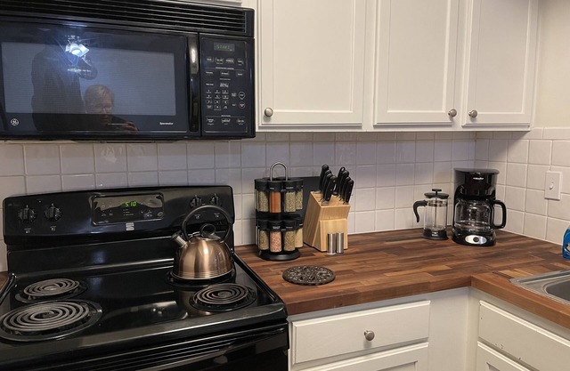 Scandinavian style home sleeps 10w/extra parking