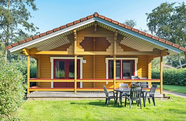 Scandinavian-style 6-person bungalow with covered veranda and Wi-Fi, near Gramsbergen at activity-filled park ’t Hooge Holt.