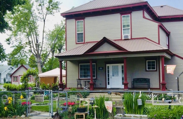 Scarlet Begonia - Large 4 Bdrm, Sleeps 9
