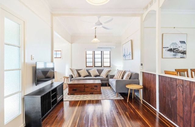 Scarness Cottage Serene Queenslander by the Sea