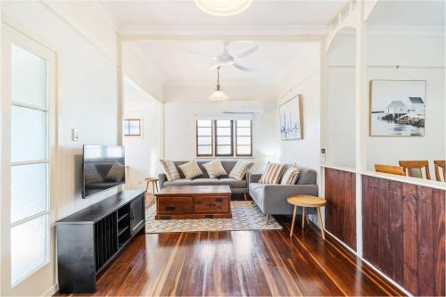 Scarness Cottage - Serene Queenslander by the Sea